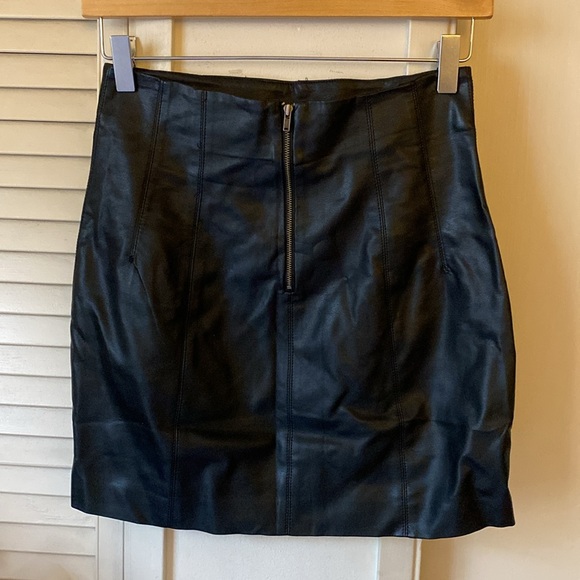 ASTR the Label vegan leather mini skirt - Picture 3 of 13